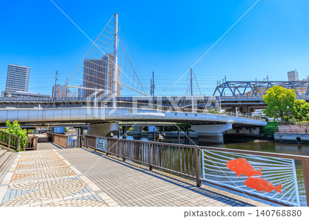 東京港區港南市的城市景觀:高濱運河上的濱路橋 東京港區港南市的城市景觀:高濱運河上的濱路橋 140768880