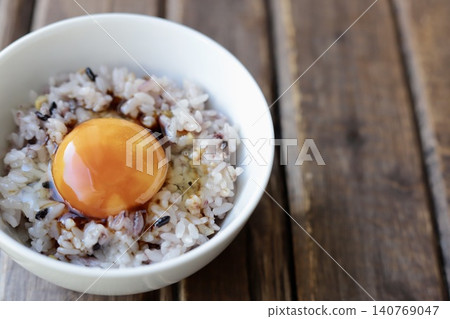 十六粒飯上放一顆生雞蛋，淋上少許醬油。 140769047