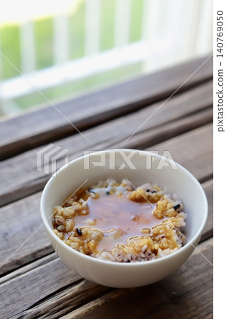 Sixteen-grain rice with raw egg: Mixed grain rice topped with a raw egg mixed with soy sauce. Sixteen-grain rice with raw egg: Mixed grain rice topped with a raw egg mixed with soy sauce. 140769050
