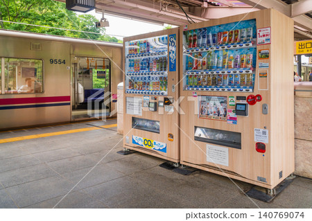 東京高尾山口站月台上的零食自動販賣機。 東京高尾山口站月台上的零食自動販賣機。 140769074