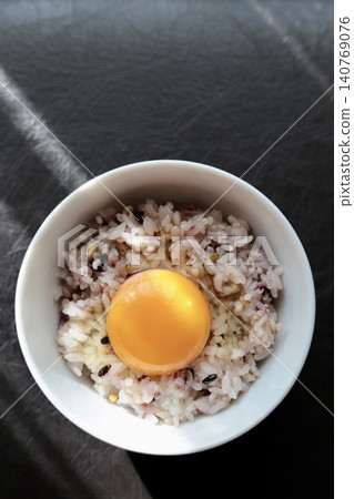 Sixteen-grain rice with raw egg; raw egg and mixed grain rice Sixteen-grain rice with raw egg; raw egg and mixed grain rice 140769076