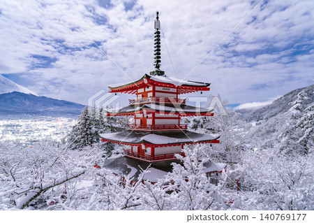 從荒倉山淺間公園看到的富士山和忠靈塔的雪景。 從荒倉山淺間公園看到的富士山和忠靈塔的雪景。 140769177