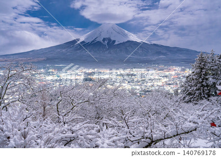 從荒倉山淺間公園看到的富士山和忠靈塔的雪景。 140769178