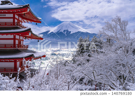 A snowy landscape of Mt. Fuji and the Chureito Pagoda as seen from Arakurayama Sengen Park. 140769180
