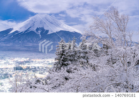 A snowy landscape of Mt. Fuji and the Chureito Pagoda as seen from Arakurayama Sengen Park. A snowy landscape of Mt. Fuji and the Chureito Pagoda as seen from Arakurayama Sengen Park. 140769181