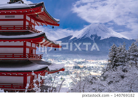 A snowy landscape of Mt. Fuji and the Chureito Pagoda as seen from Arakurayama Sengen Park. 140769182