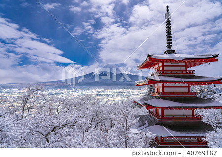從荒倉山淺間公園看到的富士山和忠靈塔的雪景。 從荒倉山淺間公園看到的富士山和忠靈塔的雪景。 140769187