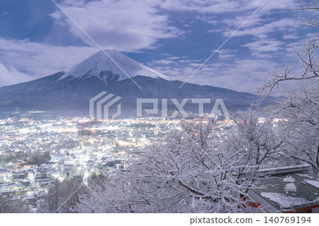從荒倉山淺間公園看到的富士山和忠靈塔的雪景。 140769194