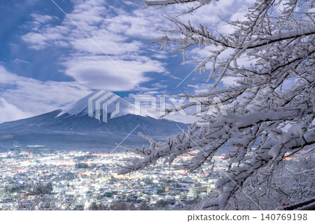 從荒倉山淺間公園看到的富士山和忠靈塔的雪景。 從荒倉山淺間公園看到的富士山和忠靈塔的雪景。 140769198