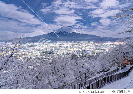 從荒倉山淺間公園看到的富士山和忠靈塔的雪景。 從荒倉山淺間公園看到的富士山和忠靈塔的雪景。 140769199