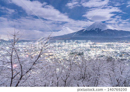 A snowy landscape of Mt. Fuji and the Chureito Pagoda as seen from Arakurayama Sengen Park. A snowy landscape of Mt. Fuji and the Chureito Pagoda as seen from Arakurayama Sengen Park. 140769200