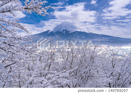 從荒倉山淺間公園看到的富士山和忠靈塔的雪景。 從荒倉山淺間公園看到的富士山和忠靈塔的雪景。 140769207