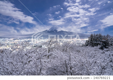 從荒倉山淺間公園看到的富士山和忠靈塔的雪景。 從荒倉山淺間公園看到的富士山和忠靈塔的雪景。 140769221