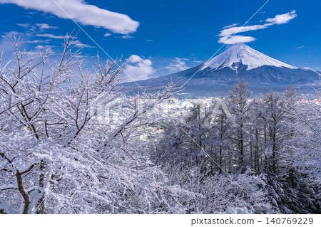從荒倉山淺間公園看到的富士山和忠靈塔的雪景。 從荒倉山淺間公園看到的富士山和忠靈塔的雪景。 140769229