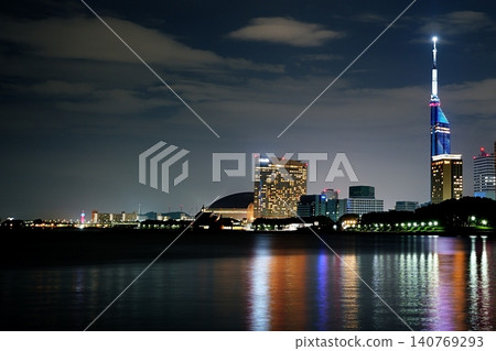 The Fukuoka Tower shining in the night sky and the night view of Hakata Bay 140769293