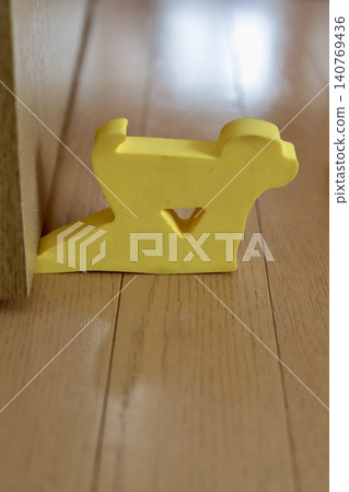 Used dog-shaped door stopper - interior accessory Used dog-shaped door stopper - interior accessory 140769436