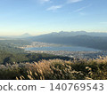 從高峠峠高原眺望諏訪湖和富士山的秋景 140769543