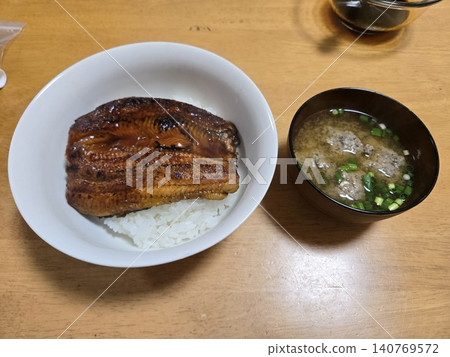 鰻魚飯和魚丸湯套餐 鰻魚飯和魚丸湯套餐 140769572