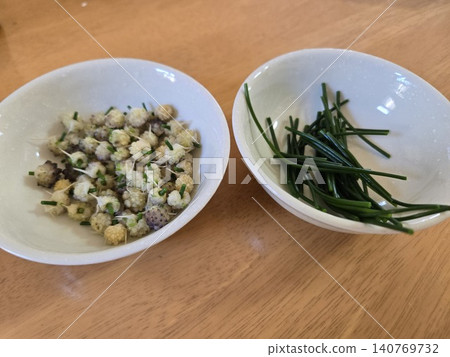 煮熟的野生洋蔥球莖和莖,盛於小碟中。 煮熟的野生洋蔥球莖和莖,盛於小碟中。 140769732
