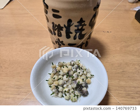 一瓶燒酒和一份煮野蔥。 140769733