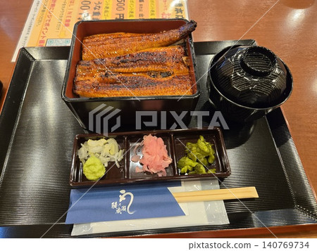 在鰻魚專營餐廳享用豪華鰻魚飯套餐。 在鰻魚專營餐廳享用豪華鰻魚飯套餐。 140769734