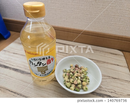 野生洋蔥球莖(山藥球莖)在用調味醋醃製之前,以及一瓶調味料。 野生洋蔥球莖(山藥球莖)在用調味醋醃製之前,以及一瓶調味料。 140769736