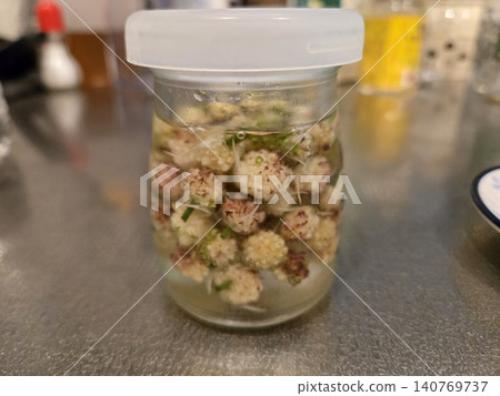 自製酸甜醃製野生洋蔥球莖(山藥球莖),裝在玻璃罐中 自製酸甜醃製野生洋蔥球莖(山藥球莖),裝在玻璃罐中 140769737