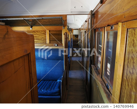 硫化物街鐵路歷史博物館內的木製走廊－優雅地迴盪著一段旅程，藍色的座椅點綴其間。 140769946