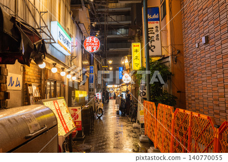 野下古路,一個充滿復古風格的餐廳街區,雨夜中的野下古路。 野下古路,一個充滿復古風格的餐廳街區,雨夜中的野下古路。 140770055