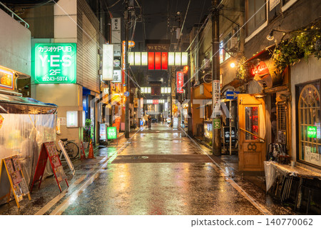 野下古路,一個充滿復古風格的餐廳街區,雨夜中的野下古路。 野下古路,一個充滿復古風格的餐廳街區,雨夜中的野下古路。 140770062