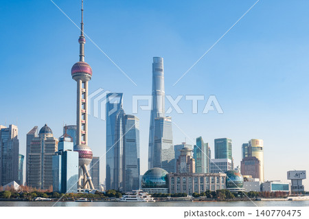 Shanghai, China Lujiazui and the Oriental Pearl 140770475