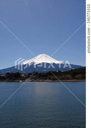 富士山，其純白的雪山山頂，雄偉地矗立在湖對岸。 140771010