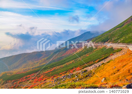 秋日的清晨,乘鞍山脈美麗的秋葉,回音線,以及栗原山坡在秋色最盛時的景象。 秋日的清晨,乘鞍山脈美麗的秋葉,回音線,以及栗原山坡在秋色最盛時的景象。 140771029