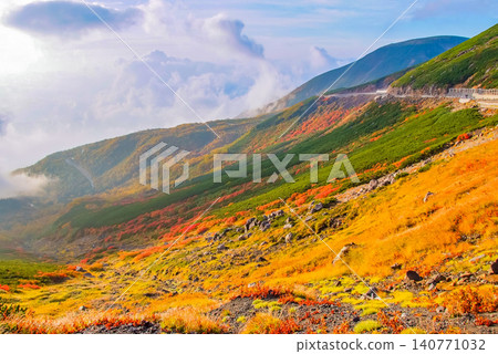 Autumn morning light: The beautiful autumn foliage of the Norikura Mountains, the Echo Line, and the slopes of Kurigahara during the peak of the fall colors. Autumn morning light: The beautiful autumn foliage of the Norikura Mountains, the Echo Line, and the slopes of Kurigahara during the peak of the fall colors. 140771032