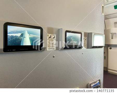 In-flight monitors/built-in displays in the front row of economy class on airplanes | Travel and aviation related articles, websites, and materials In-flight monitors/built-in displays in the front row of economy class on airplanes | Travel and aviation related articles, websites, and materials 140771135