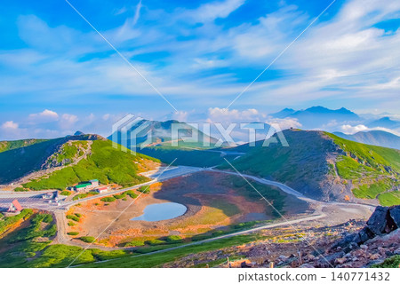 On a clear autumn day, a panoramic view of Tsuruga Pond and the Yari-Hotaka mountain range stretching out above a sea of clouds can be seen from the summits of Mt. Norikura and Mt. Fujimi. On a clear autumn day, a panoramic view of Tsuruga Pond and the Yari-Hotaka mountain range stretching out above a sea of clouds can be seen from the summits of Mt. Norikura and Mt. Fujimi. 140771432