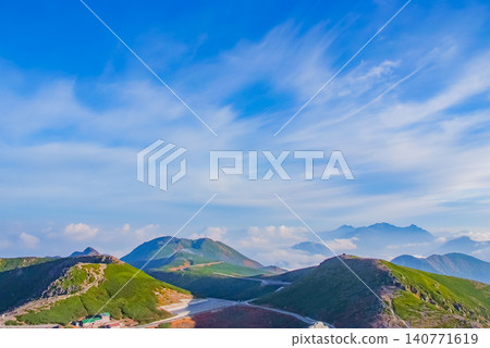 在一個晴朗的秋日,從乘鞍岳和富士見岳的山頂放大視野,可以看到槍穗高山脈在藍天白雲的映襯下,景色令人嘆為觀止。 在一個晴朗的秋日,從乘鞍岳和富士見岳的山頂放大視野,可以看到槍穗高山脈在藍天白雲的映襯下,景色令人嘆為觀止。 140771619
