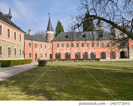 Charming estate with lush surroundings. Beautiful pink estate with spacious courtyard and decorative front 140771643