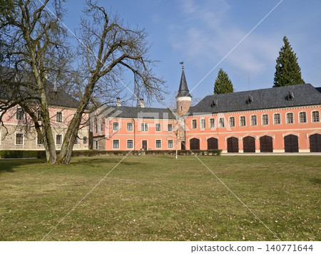 Charming pink house with gardens. Picturesque heritage property with graceful arches and open lawns 140771644
