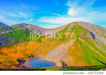 秋日晴朗,北阿爾卑斯山脈,可以看到乘鞍山上的摩利支天山、拆除前的日冕觀測站,以及山下吹賀池的景色。 秋日晴朗,北阿爾卑斯山脈,可以看到乘鞍山上的摩利支天山、拆除前的日冕觀測站,以及山下吹賀池的景色。 140772560