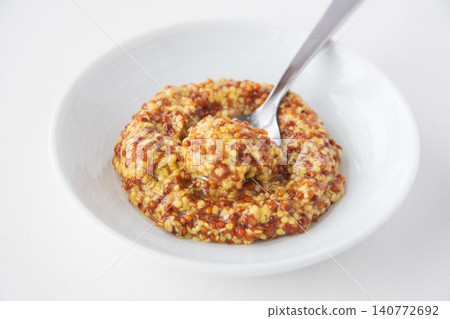 全麥芥末醬的特寫鏡頭 全麥芥末醬的特寫鏡頭 140772692