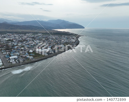 <鳥瞰圖> 俯瞰日本海的小漁村。 140772899