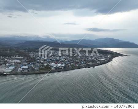 <Bird's-eye view> Mashike Town, Hokkaido, with its sake breweries, viewed from a hilltop. 140772905