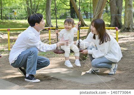 一家人在公園裡盪鞦韆 140773064