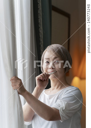 高級女人刷牙 高級女人刷牙 140773248