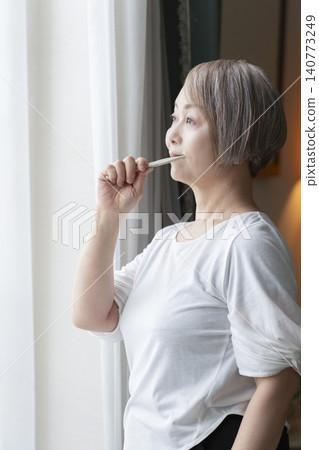 高級女人刷牙 高級女人刷牙 140773249