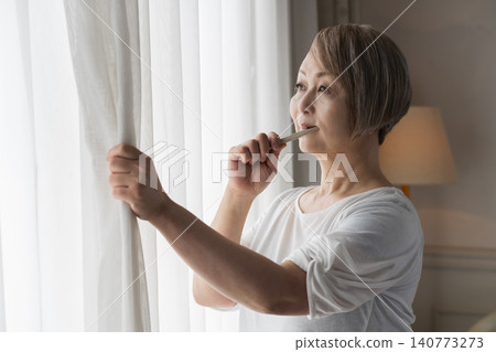 高級女人刷牙 高級女人刷牙 140773273