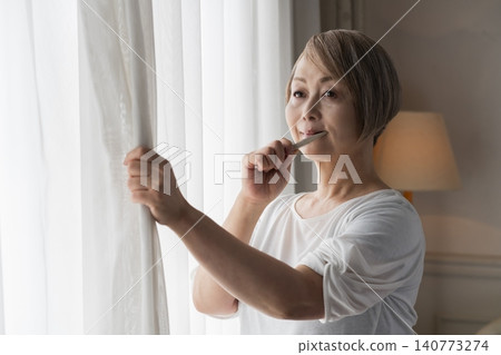 高級女人刷牙 高級女人刷牙 140773274