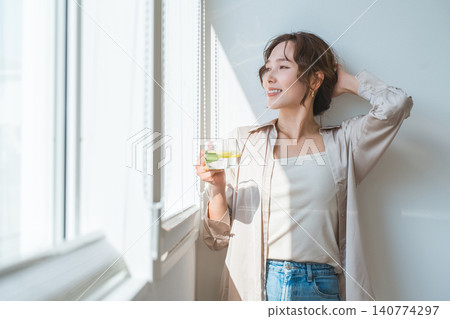 喝排毒水、檸檬水和薄荷水的女性。 喝排毒水、檸檬水和薄荷水的女性。 140774297
