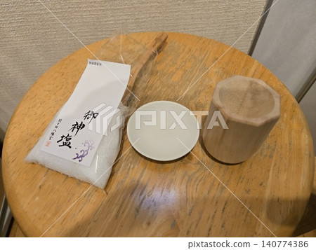 進行鹽祭前的準備工作(聖鹽、小碟子、八角形木模) 進行鹽祭前的準備工作(聖鹽、小碟子、八角形木模) 140774386